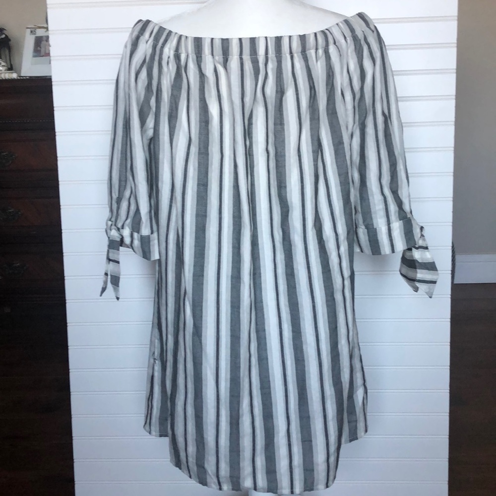 Tecera Off Shoulder White an Blue Top - Picture 4 of 6